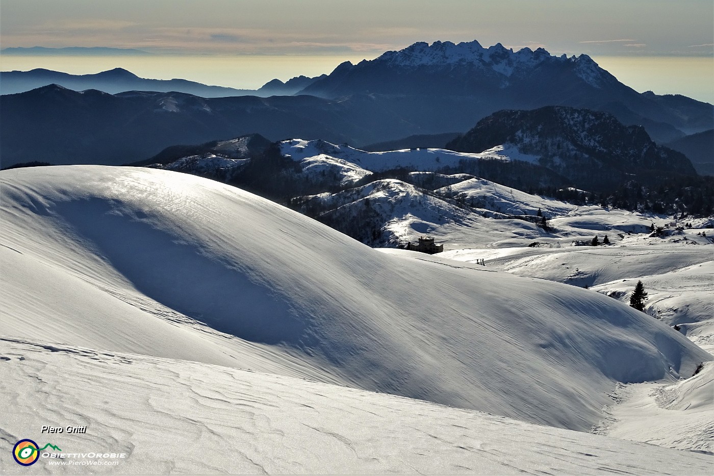 70 Dossi ben innevati splendenti al sole con vista in Resegone.JPG
